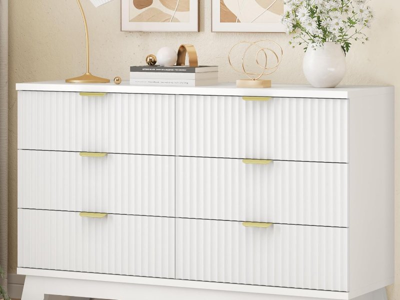 Xixini: white fluted, bright room