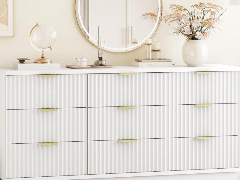 Xixini: white fluted, from the hall